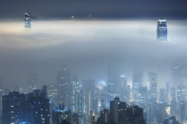 Hong Kong 'daki Victoria limanının puslu gece manzarası
