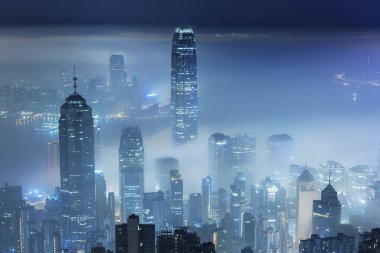 Hong Kong 'daki Victoria limanının puslu gece manzarası