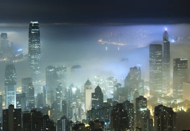 Hong Kong şehir içinde Victoria harbor sisli gece görünümü
