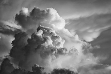 Gün batımında dramatik kırmızı bulutlarla bulutlu manzara