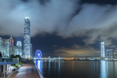 Geceleri Hong Kong şehrinin Victoria limanının gökyüzü manzarası