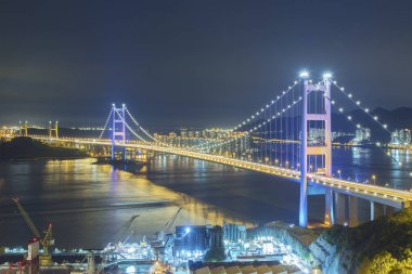 Geceleri Hong Kong 'da Tsing Ma Köprüsü