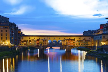 Floransa'daki Ponte vecchio Köprüsü, gece, İtalya
