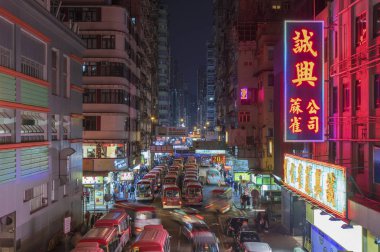 Hong Kong, Çin - 09 Aralık 2017: Mongkok bölgesinde gece Hong Kong, Çin. Mongkok Kowloon Yarımadası'nda Hong Kong en yoğun ve kalabalık bölgesinde olduğunu