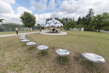 Kanazawa Japonya - 02 Haziran 2017: Kimliği belirsiz kişi 21st yüzyıl Museum.21st yüzyıl Müzesi Kanazawa belediye binasının yanında bulunan çağdaş sanat müzesidir.