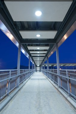 Geceleri boş yaya geçidi