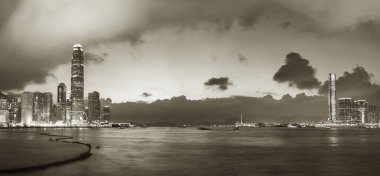 Akşam karanlığında Hong Kong Victoria Limanı Panoraması