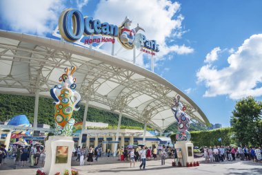 Hong Kong, Çin - 24 Temmuz 2017: Ana giriş Ocean Park Hong Kong. Ocean Park grant panda ve yunus gibi bir hayvan tema park sergiler var. Hong Kong ünlü tema parkları biridir.