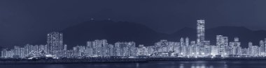 Geceleri Hong Kong şehrinin gökyüzü manzarası