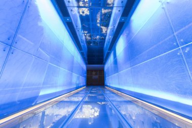 Fütürist yürüyüş yolunun iç görünümü