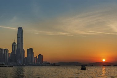 Victoria Harbor of Hong Kong günbatımı altında