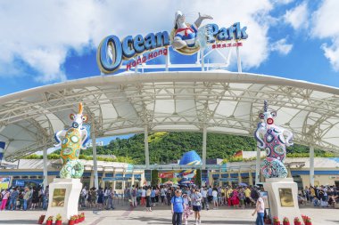 Hong Kong, Çin - 24 Temmuz 2017: Ana giriş Ocean Park Hong Kong. Ocean Park grant panda ve yunus gibi bir hayvan tema park sergiler var. Hong Kong ünlü tema parkları biridir.