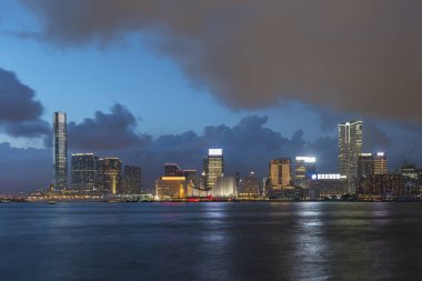 Günbatımında Hong KOng şehrinin silüeti