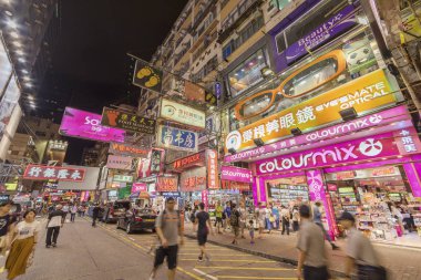 Hong Kong, Çin - Haziran 07: Hong Kong, Çin Mongkok bölgesi üzerinde 07 Haziran 2016 geceleri. Mongkok Kowloon Yarımadası'nda Hong Kong en yoğun ve kalabalık bölgesinde olduğunu