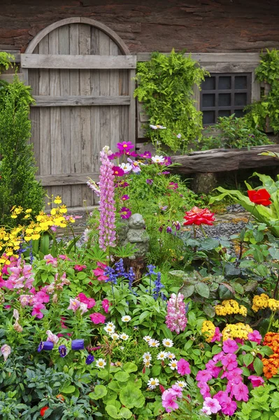 Quintal Paisagístico Uma Casa Velha Com Jardim Florido — Fotografia de Stock