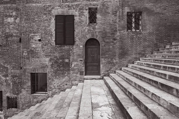 在锡耶纳 意大利老楼梯的黑色和白色照片 — 图库照片