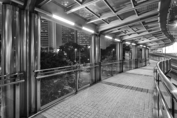 Leerer Moderner Fußgängersteg Der Nacht — Stockfoto