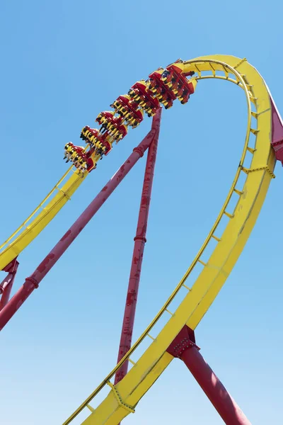 Rollercoaster Ride Împotriva Cerului Albastru — Fotografie, imagine de stoc