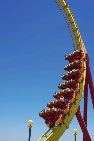 Rollercoaster Ride Contre Ciel Bleu — Photo