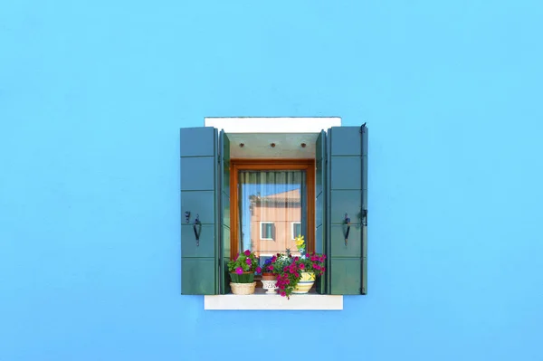 Wyspie Burano Wenecji Zdobione Okna Niebieską Ścianą Colorf — Zdjęcie stockowe