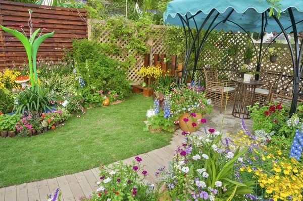 Yemyeşil peyzajlı bahçe çiçek bahçesi flowerbed ve colorf ile