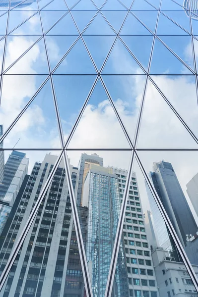 近代的なオフィスビルの都市スカイラインの反射 — ストック写真
