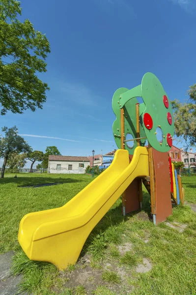 Slide Colorido Parque Infantil Com Casa Durante Dia — Fotografia de Stock