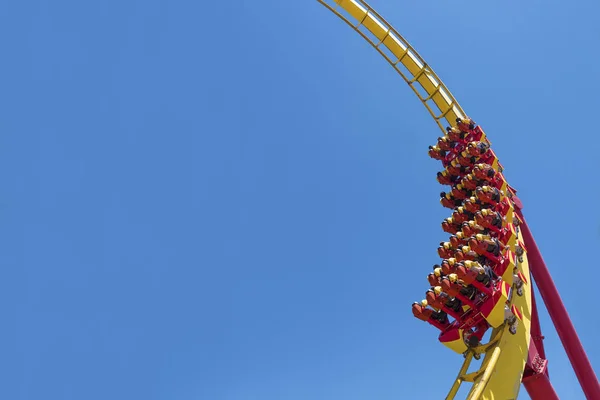 Rollercoaster Ride Contre Ciel Bleu — Photo