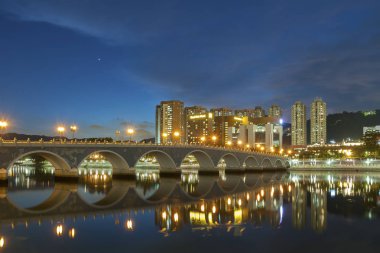 Hong Kong 'da bir bina ve köprü.