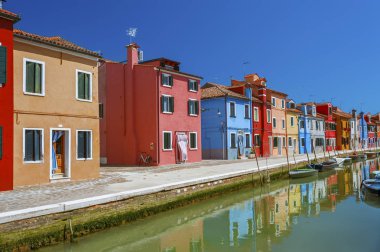Burano Adası Kanal, renkli evler ve tekneler, Venedik, İtalya. 