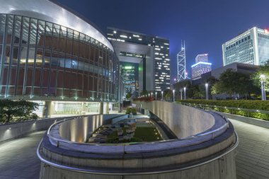 Geceleyin Hong Kong şehrinin ortasında.