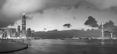 Akşam karanlığında Hong Kong Victoria Limanı Panoraması