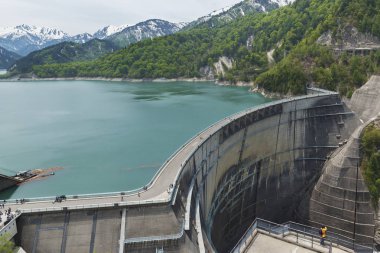 Kurobe Daiyon Dam Japonya'da Tateyama Kurobe alp rotasındaki