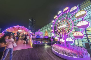 Hong Kong - 30 Kasım 2017: Shatin şehir plaza Pazar Meydanı yanar Noel ve yeni yıl adil ve Hong Kong şehir içinde 30 Kasım 2017 üzerinde çok ziyaretçi çekmek için 