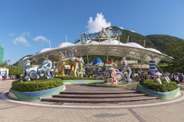 Hong Kong, Çin - 24 Temmuz 2017: Ana giriş Ocean Park Hong Kong. Ocean Park grant panda ve yunus gibi bir hayvan tema park sergiler var. Hong Kong ünlü tema parkları biridir.