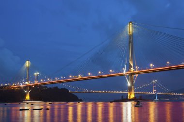 Ting Kau Köprüsü ve Tsing Ma Köprüsü Hong Kong 'da