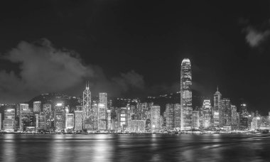 Geceleri Hong Kong 'un Victoria Limanı Panoraması