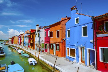 Renkli konut evler ve tekneler Burano Adası, Venedik, İtalya.