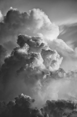 Gün batımında dramatik kırmızı bulutlarla bulutlu manzara