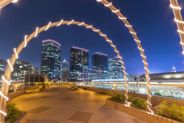 Geceleyin Hong Kong 'da şehir merkezinde halka açık bir park.