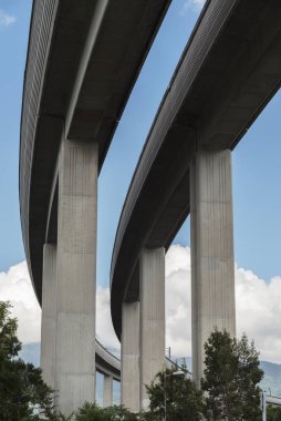 Yükseltilmiş bir yolun altında