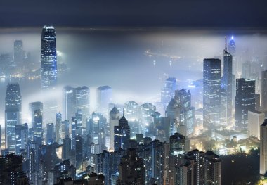 Hong Kong 'daki Victoria limanının puslu gece manzarası