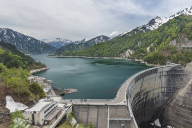 Kurobe Daiyon Dam Japonya'da Tateyama Kurobe alp rotasındaki
