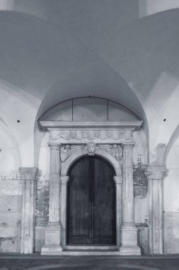 Klasik mimarinin girişi, siyah beyaz fotoğraf 