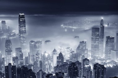 Hong Kong şehir içinde Victoria harbor sisli gece görünümü