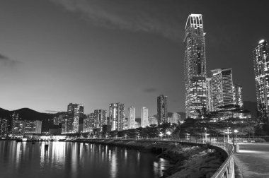 Alacakaranlıkta Hong Kong şehrinin Midtown