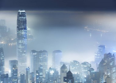 Hong Kong 'daki Victoria limanının puslu gece manzarası