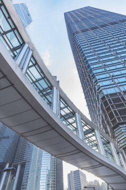 Hong Kong 'da modern ofis binası ve yaya geçidi.