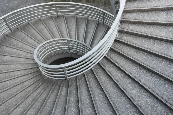 Modern Spiral Merdiven Metal Küpeşte Ile — Stok fotoğraf
