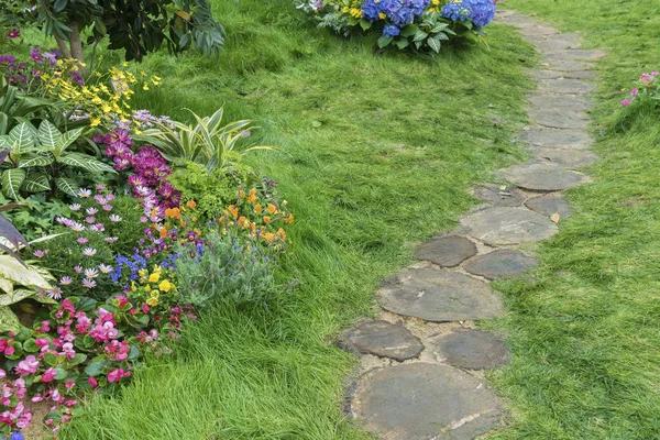 Sentiero Verde Nel Giardino Fiorito — Foto Stock